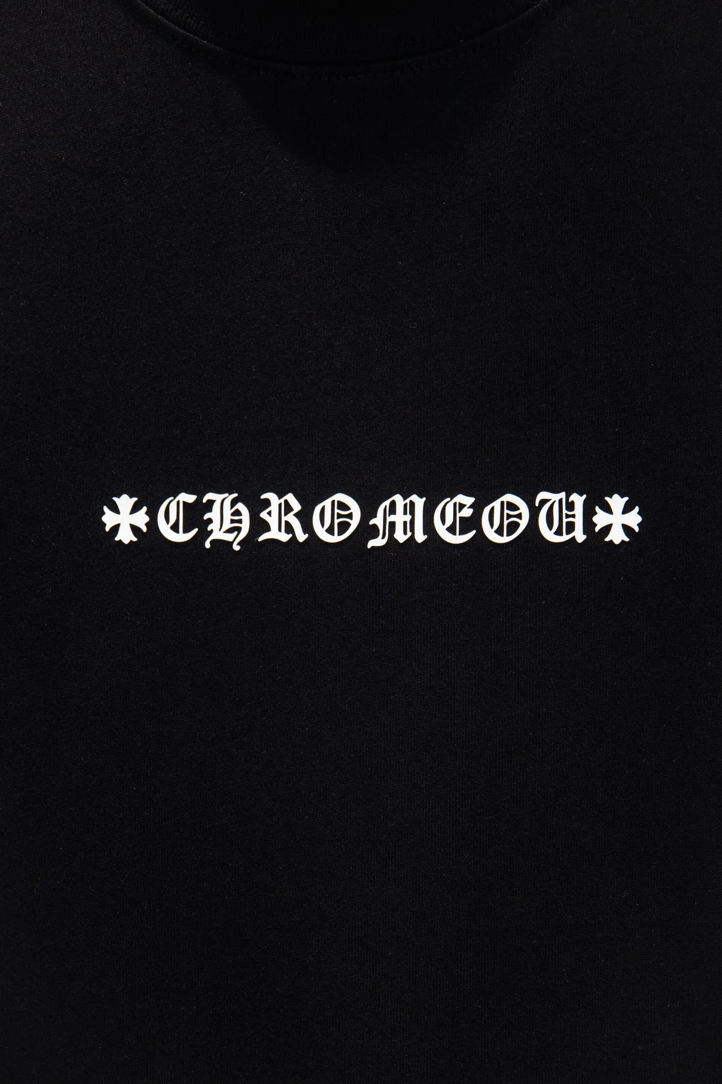 P230 🆕Chrome Hearts os version is really charming and the Crow style is really unique. Each season’s new version is made to the extreme. It is very practical and can be worn casually✔️ - ⚠️100% cotton. It is made of 21 double yarns, 300g weight fabric and imported knitted carded cotton. It has moderate thickness, drape and contour, and the upper body is comfortable! ! It is very tolerant to fat body types and can instantly lose five pounds after wearing it!  Front panel # Back panel Neckline Silicone elements # Imported silicone technology using advanced technology. The body is treated with silicone elements, which greatly increases the interest of the clothing; unique visual effects. After special fraying effect treatment, a unique distressed effect is formed. An irregular hem is added to the version. This year, Crow Heart is focusing on the version. In the past two years, the oversize version has become the focus of the trend. It has also been a popular staple in the past two years. The change of designers has made this brand an instant hit. The progressive fashion of the times also needs the blood impact of fresh elements and trendy designs in order to continue its glory! It’s stylish both inside and outside, a must-have for high street travel! An absolute "eye-catching style" that can match couples 💏 Color: Black White Size: S M L XL
